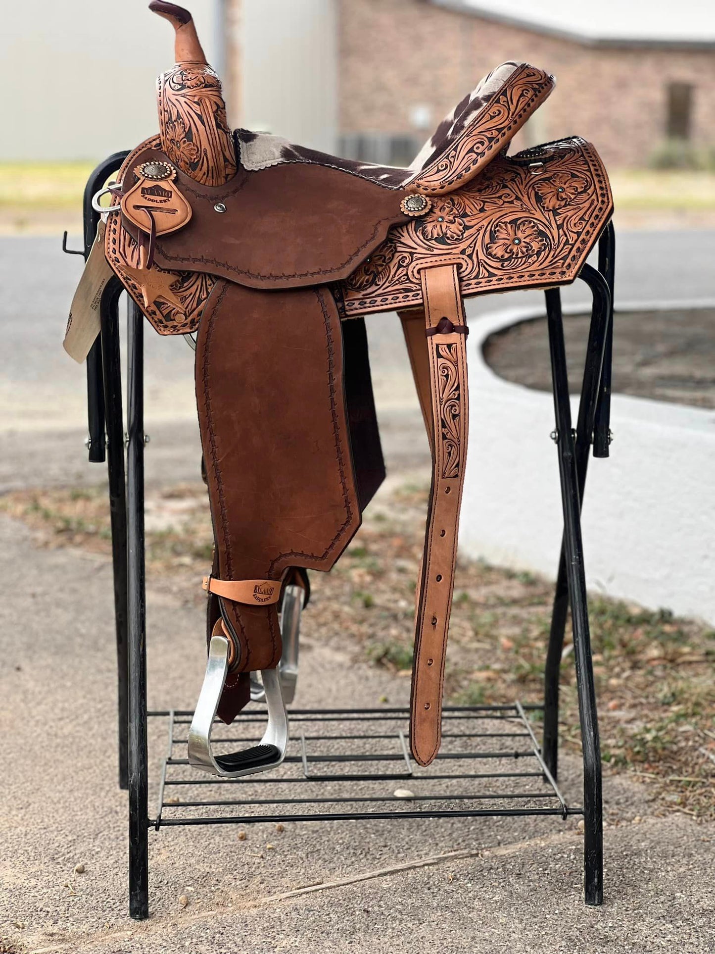 15" El pinto (Two-toned leather w/ Cheyanne roll) Barrel Saddle