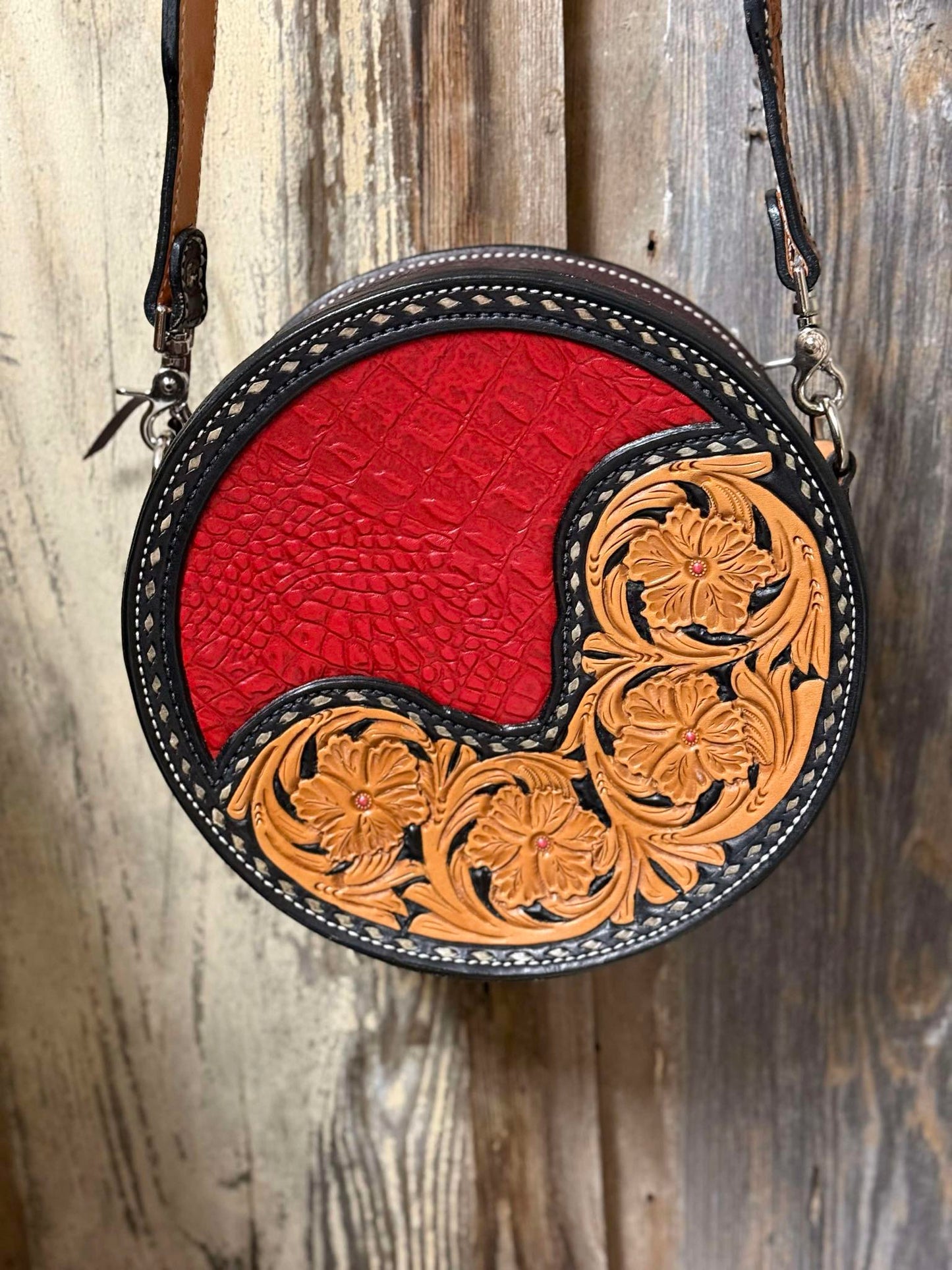 11" Canteen - Red Gator