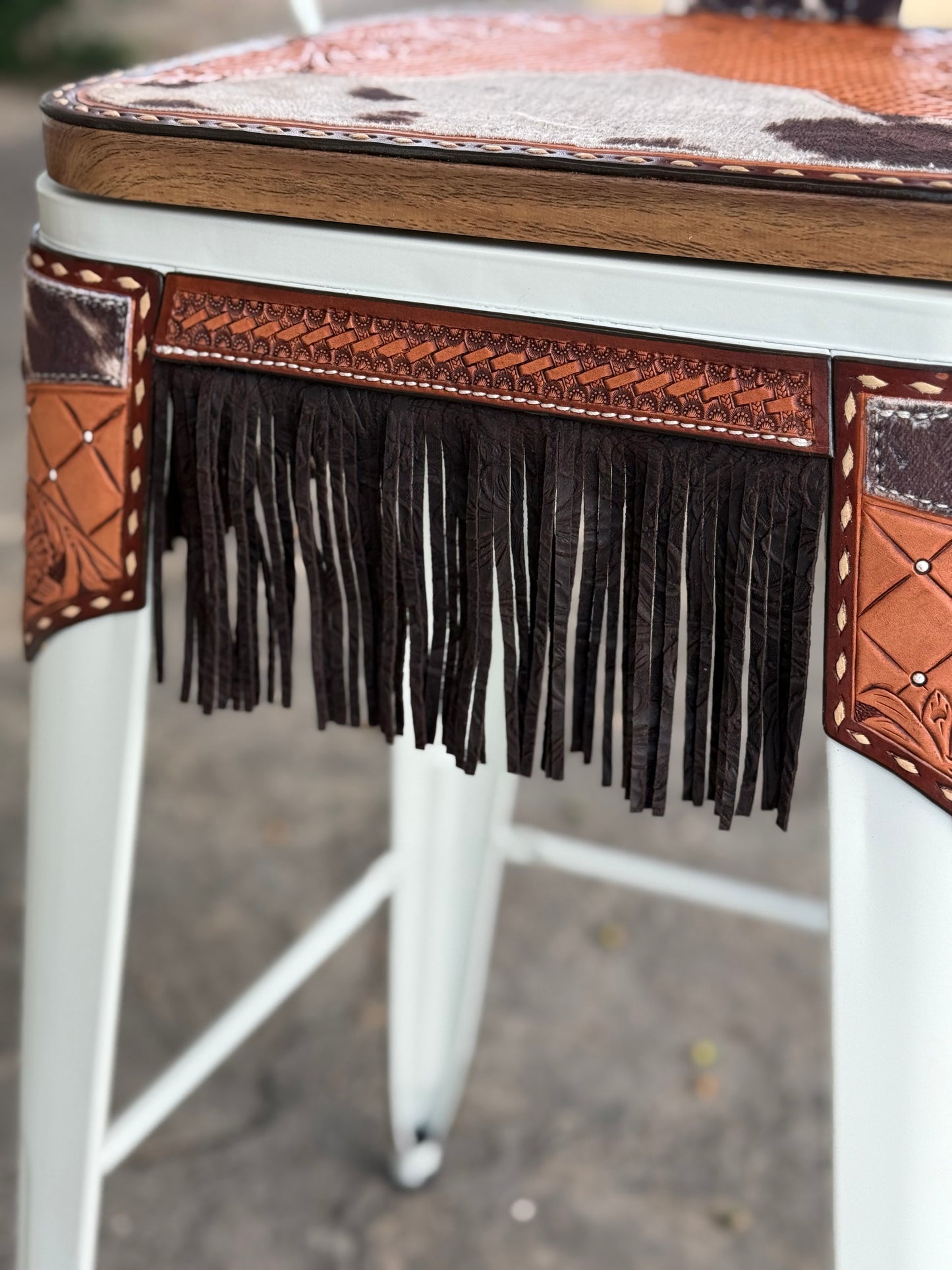 (STOCK) SET OF 2 30" WHITE SWIVEL BAR STOOL WITH COW SUEDE FRINGE