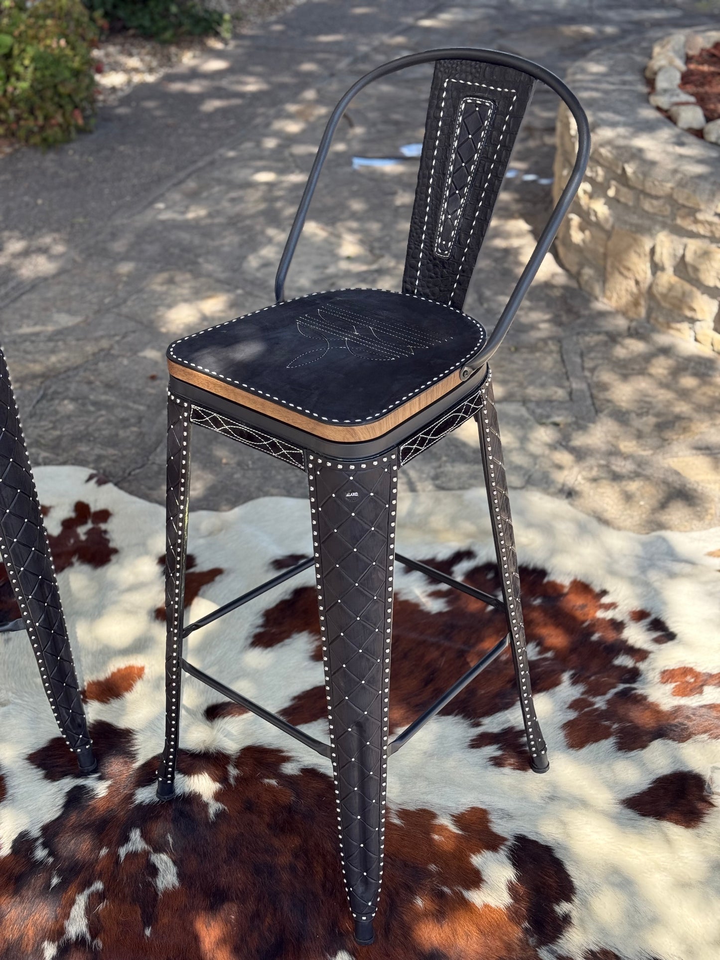 (STOCK) SET OF 2 30" BLACK SWIVEL BAR STOOL WITH BLACK COWBOY STITCH