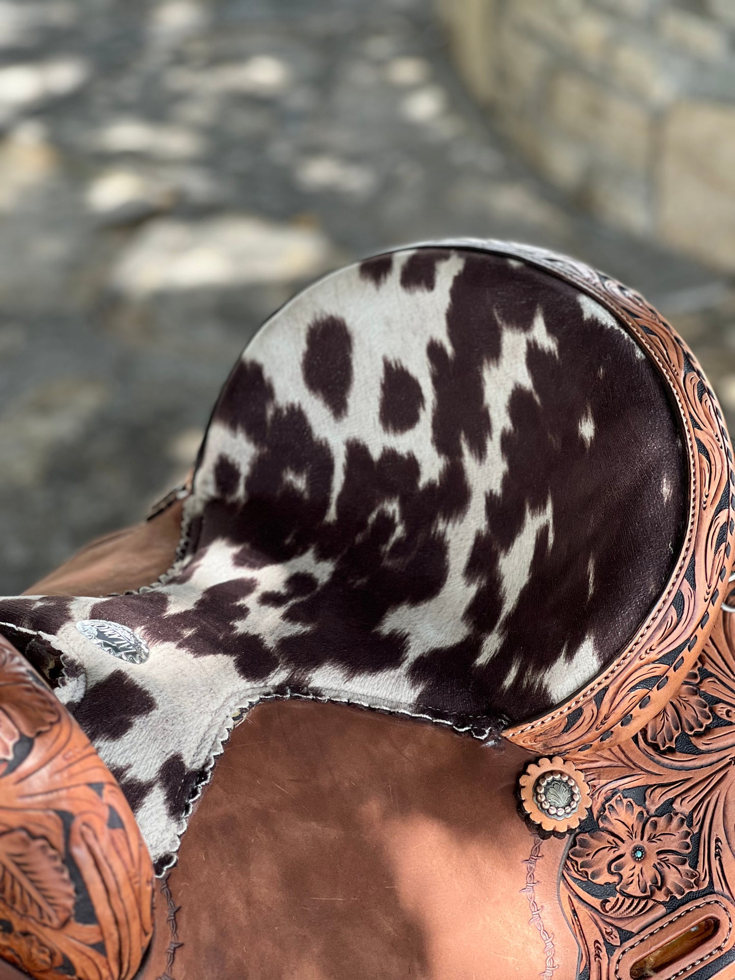 El pinto (Two-toned leather w/ Cheyanne roll) Barrel Saddle