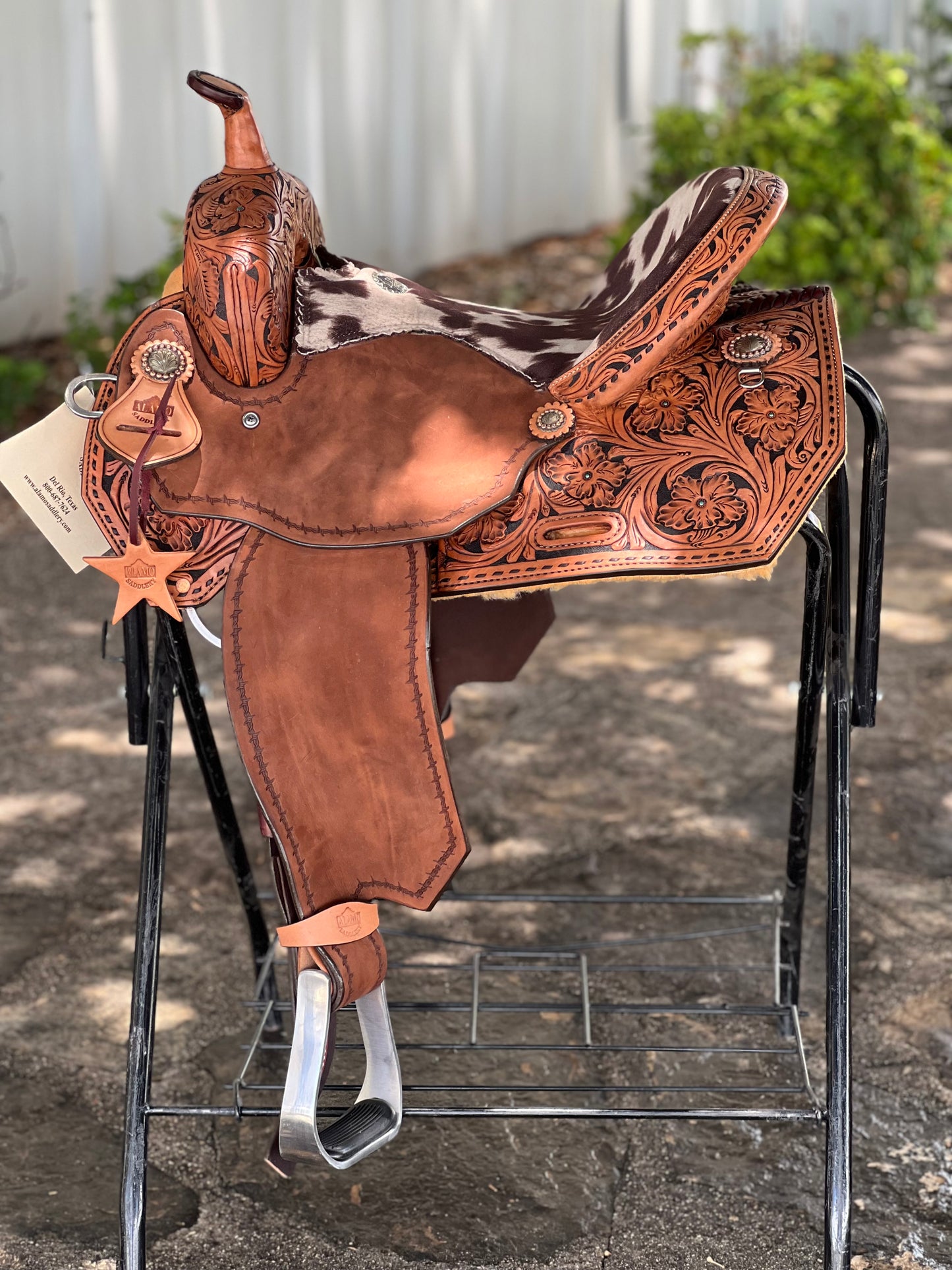 El pinto (Two-toned leather w/ Cheyanne roll) Barrel Saddle