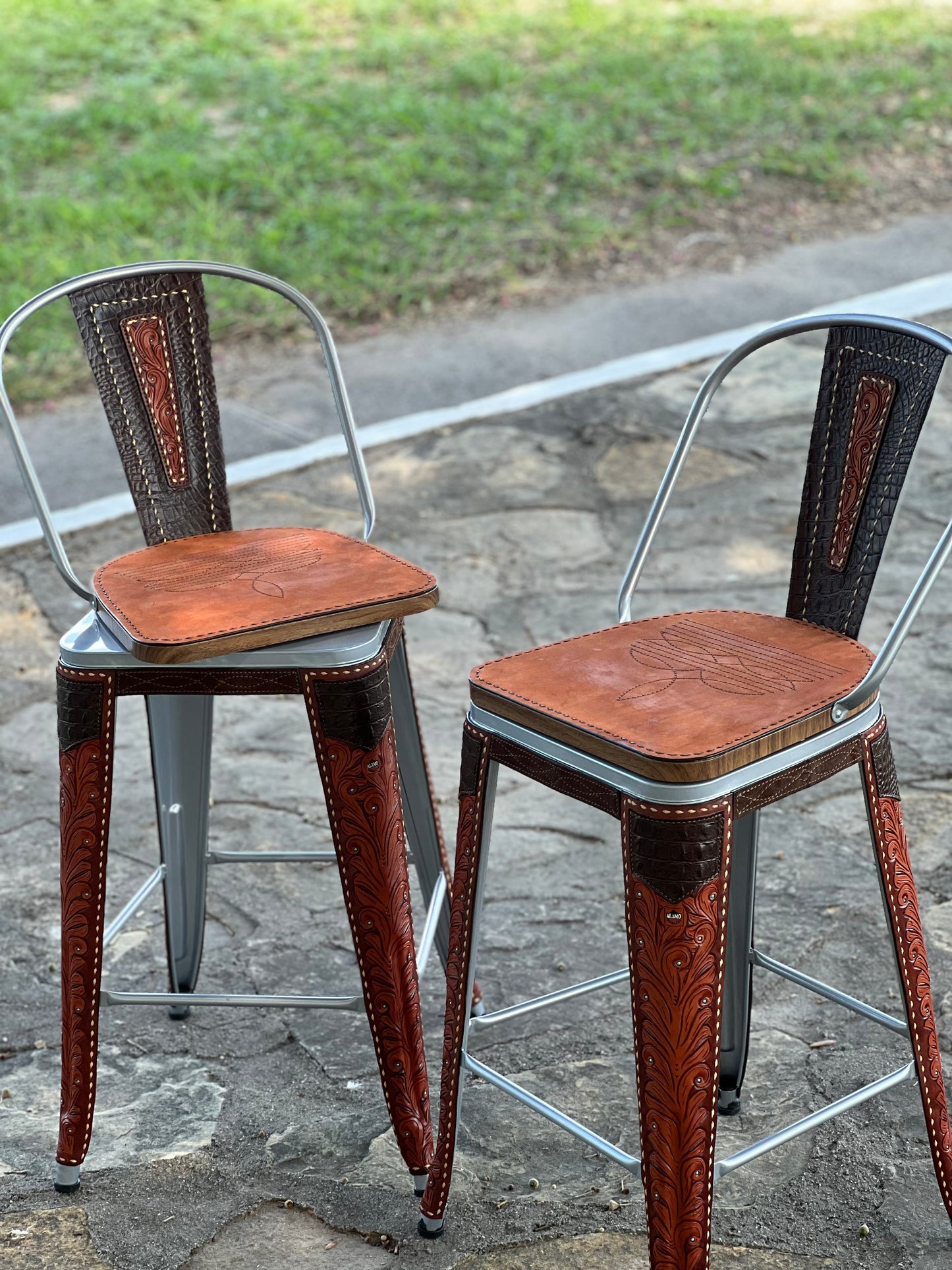 (STOCK SINGLE BAR STOOL) 26" THE CHCOLATE PAISLEY GATOR w/ Tall Back in GUNMETAL