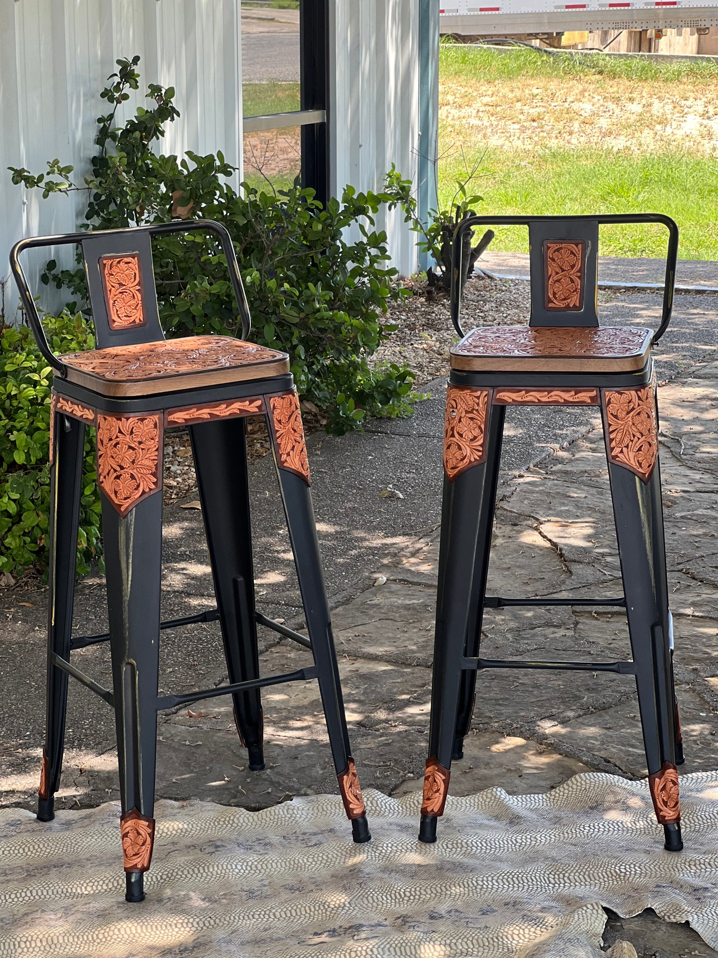 (PRE-ORDER) SET OF 2 BAR STOOLS IN THE DESERT COWBOY