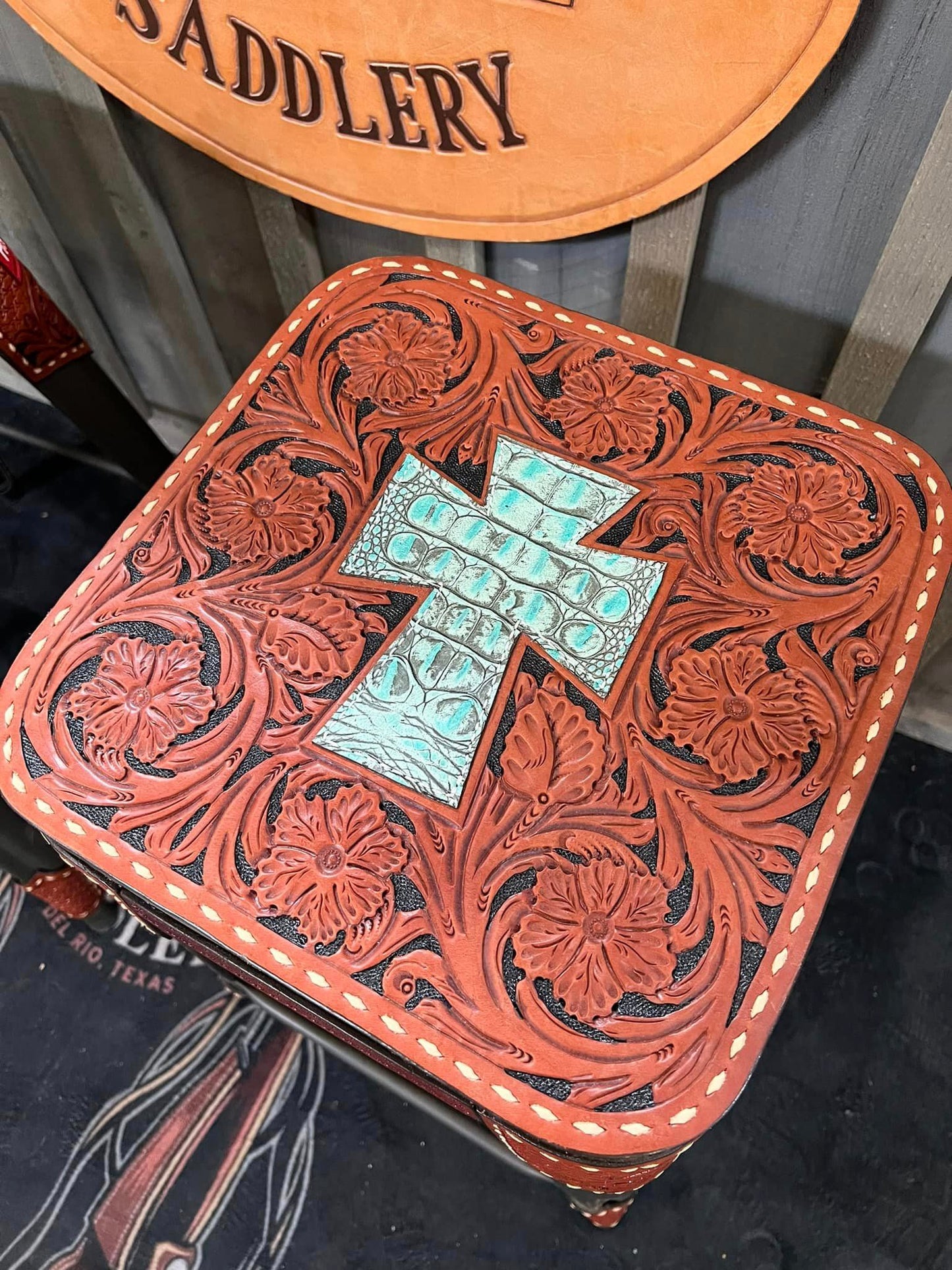 (PRE-ORDER) BAR STOOLS WITH GATOR CROSS