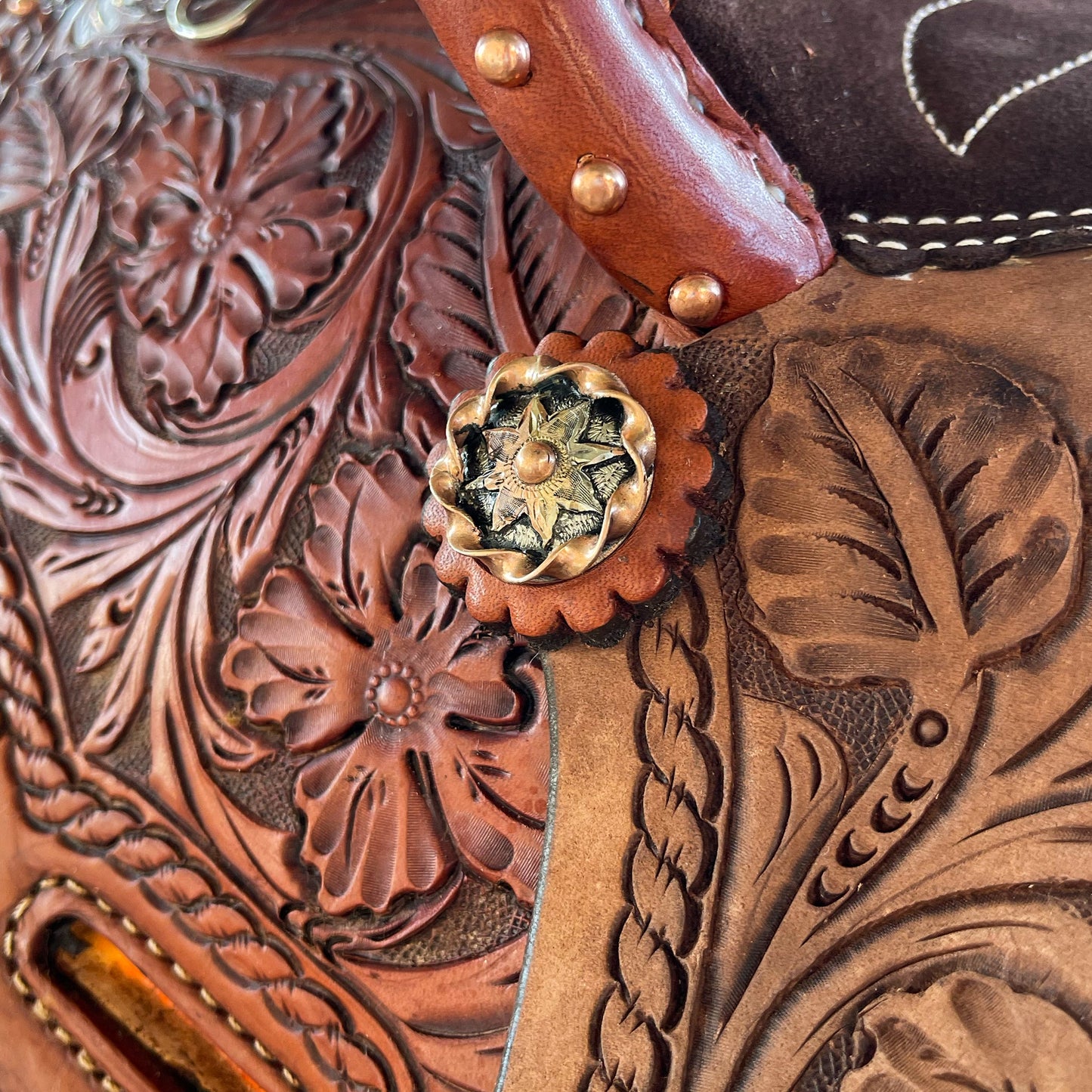 15" Desert Heir Barrel Saddle (copper spots & pencil roll)
