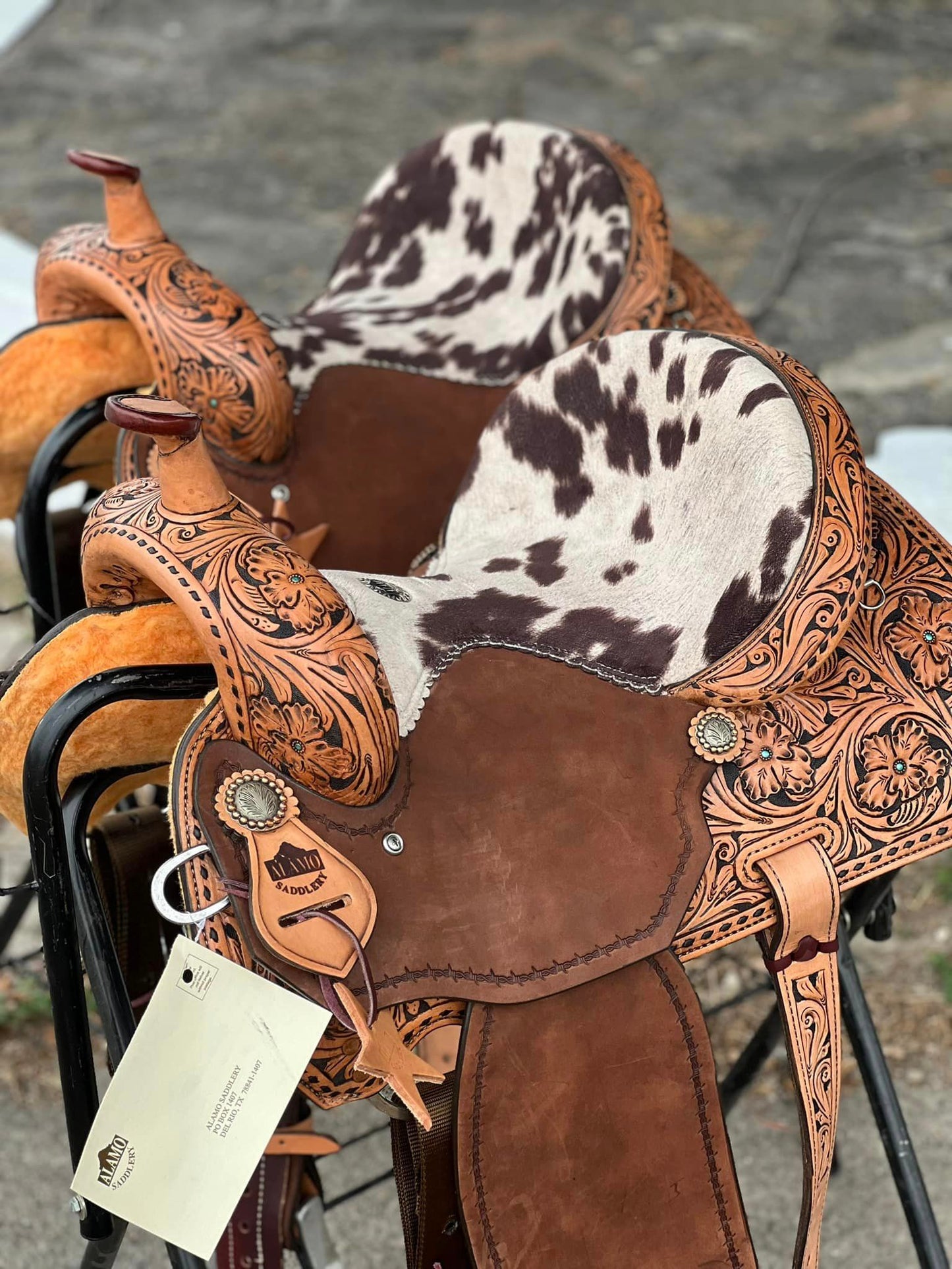 15" El pinto (Two-toned leather w/ Cheyanne roll) Barrel Saddle