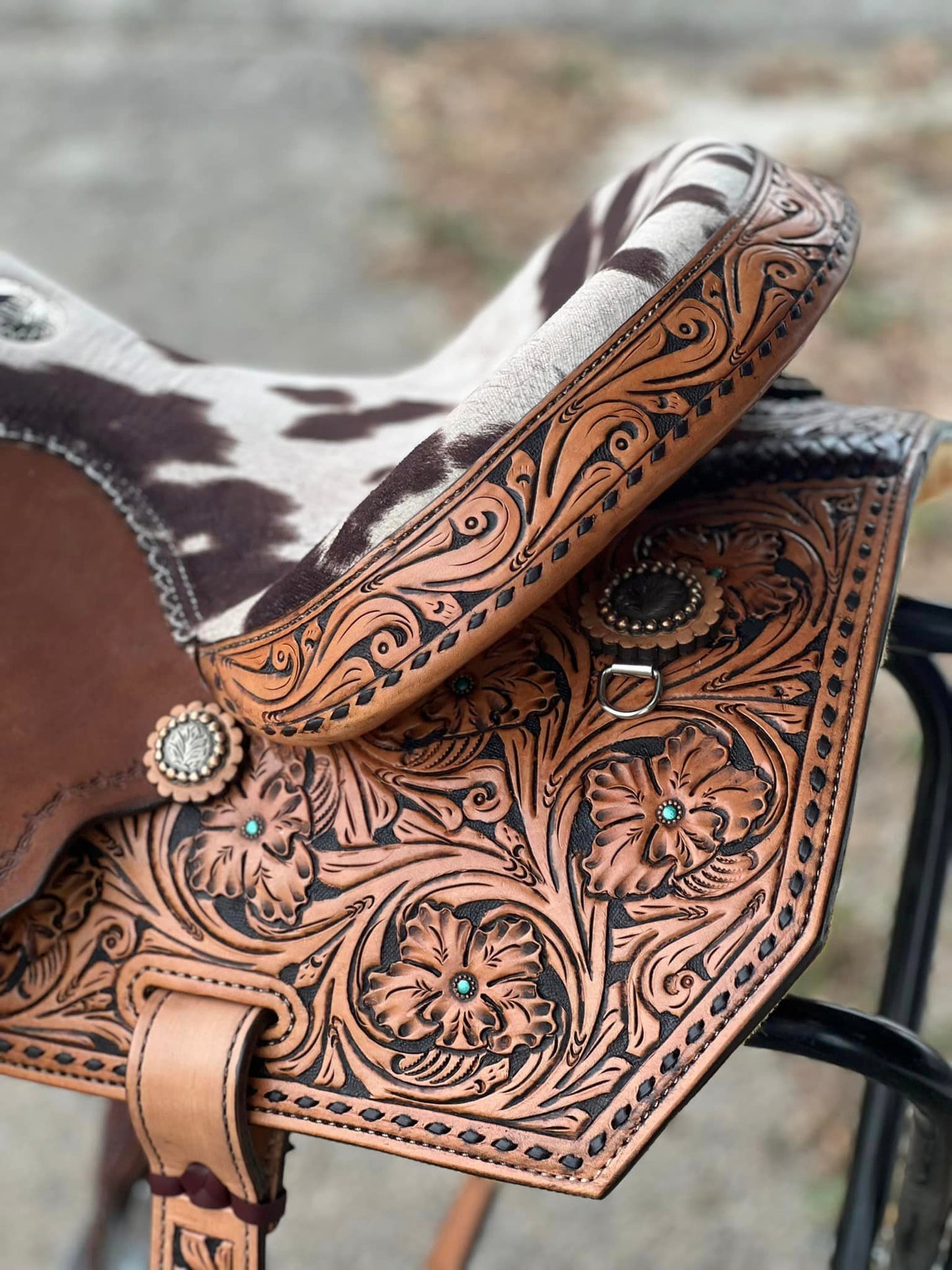 15" El pinto (Two-toned leather w/ Cheyanne roll) Barrel Saddle