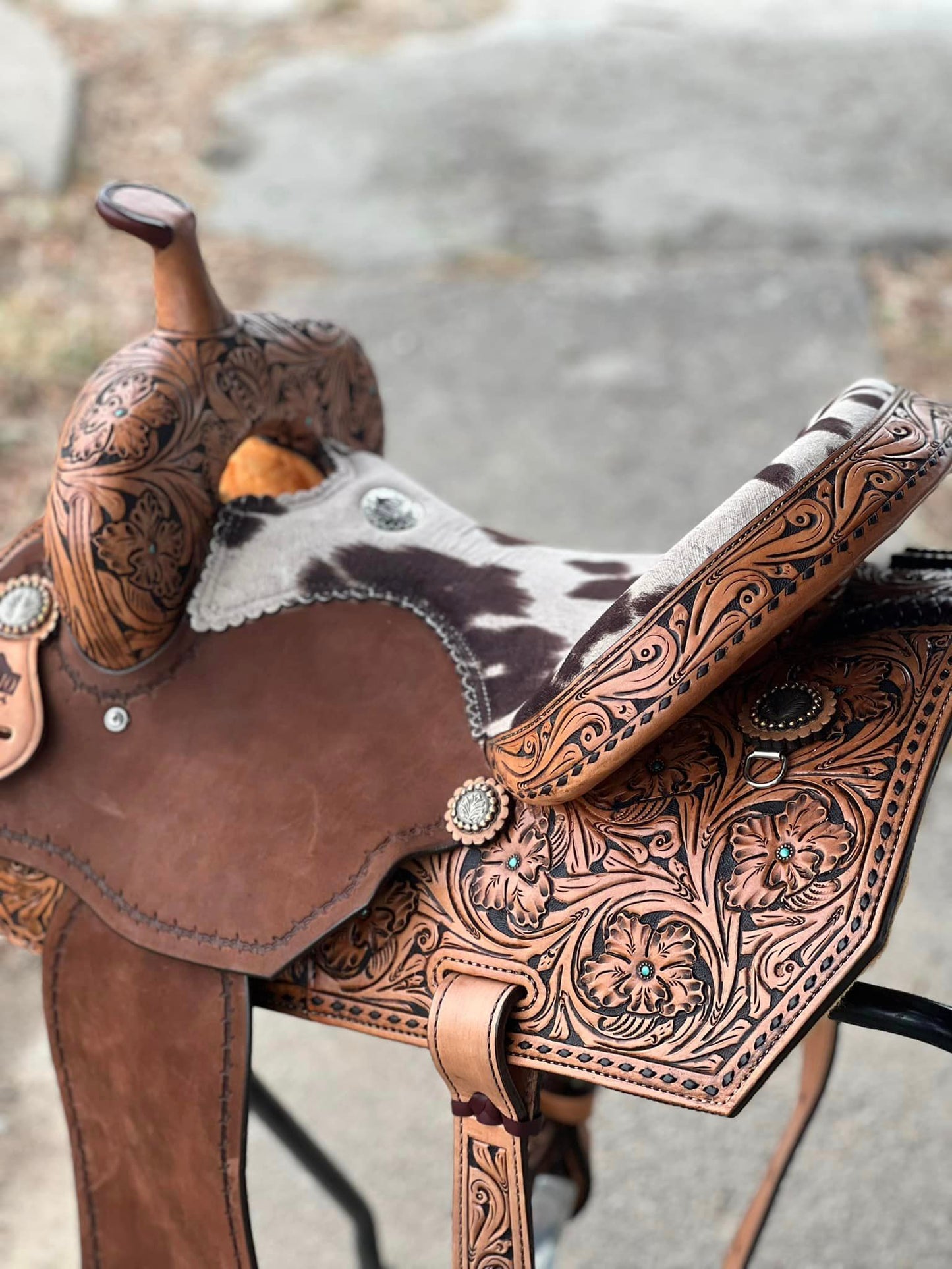15" El pinto (Two-toned leather w/ Cheyanne roll) Barrel Saddle