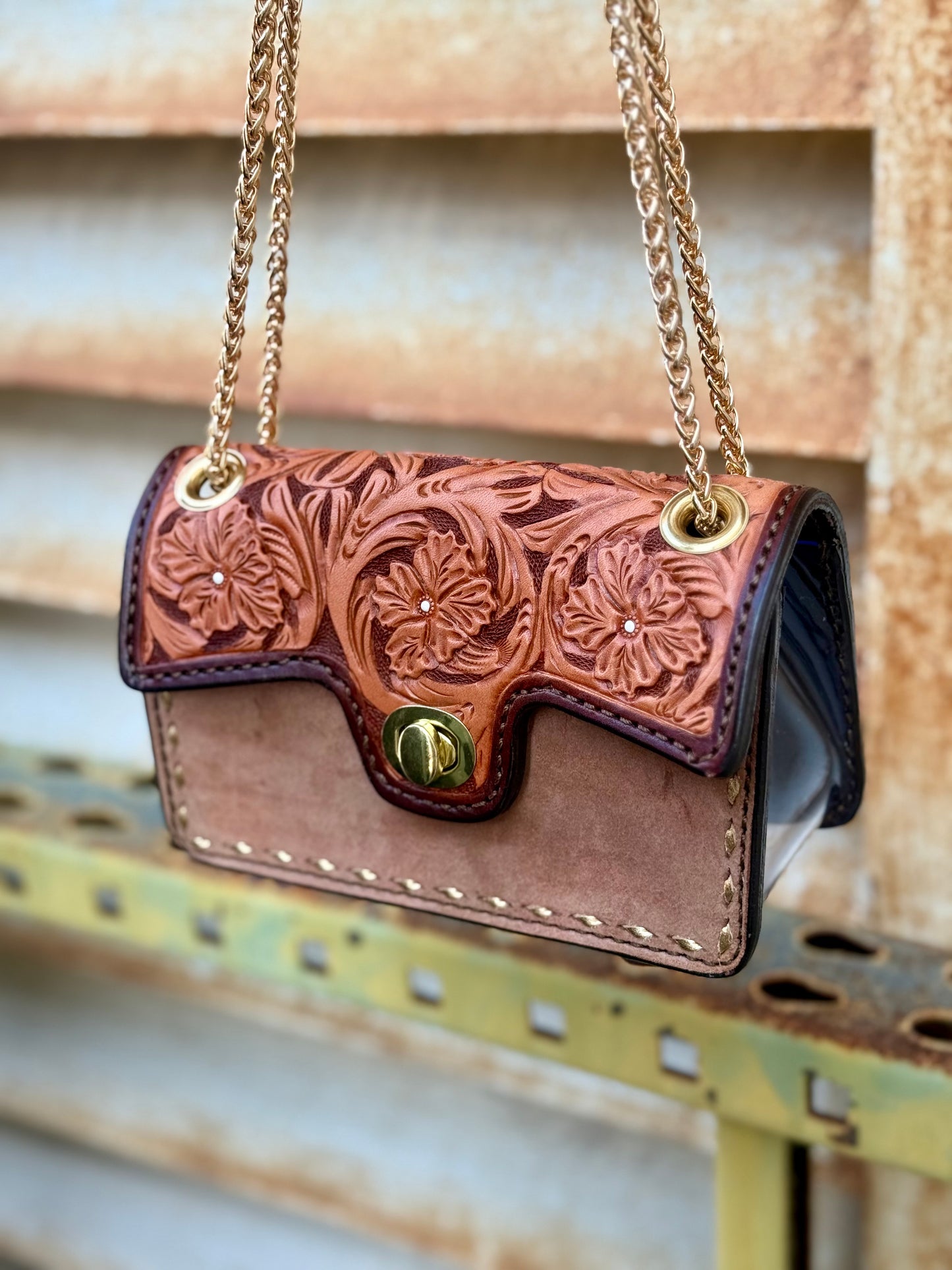 The Cowgirl stadium- GOLD CHAIN COWBOY