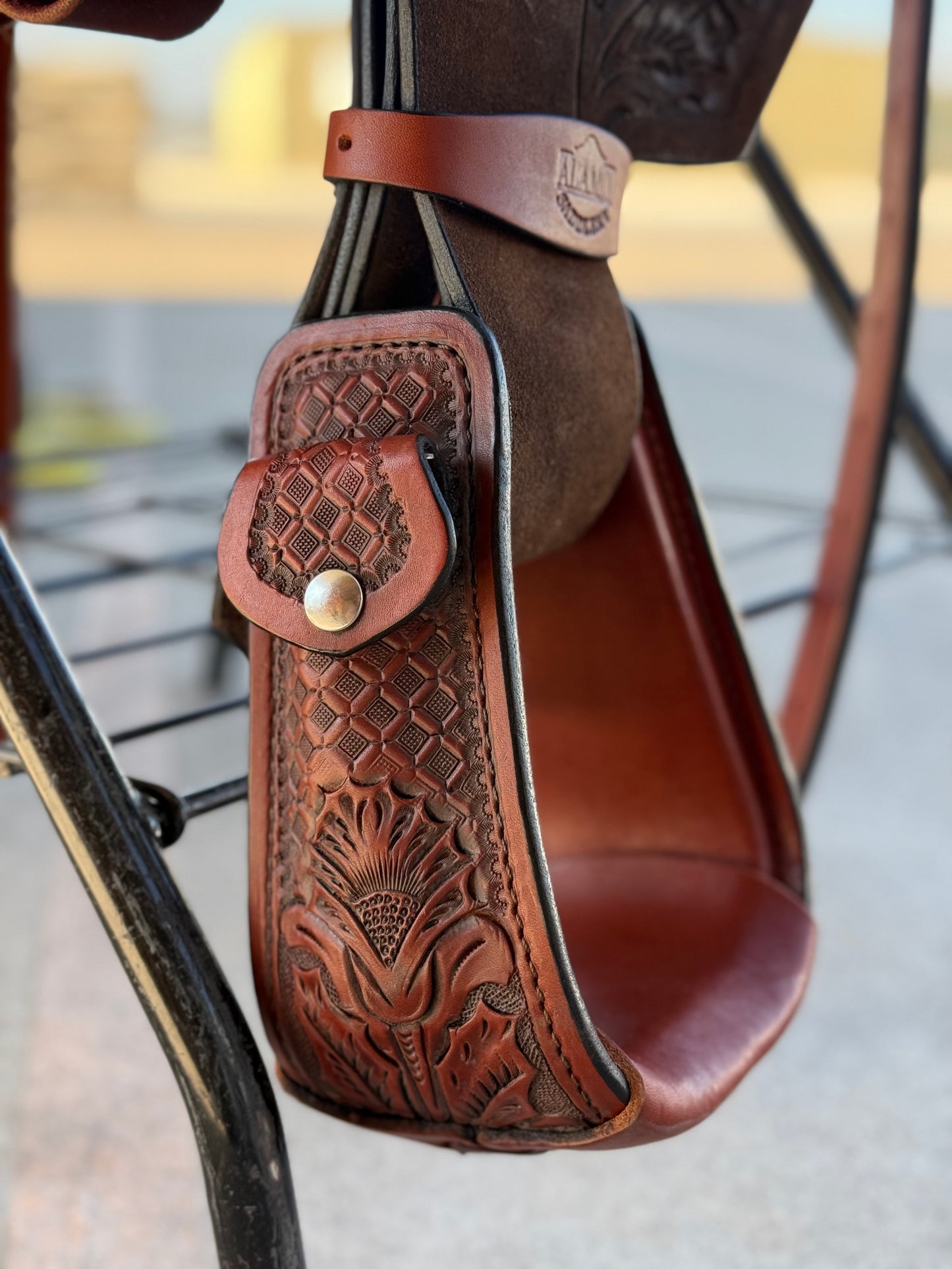 15" Breakaway Saddle 2-TONE