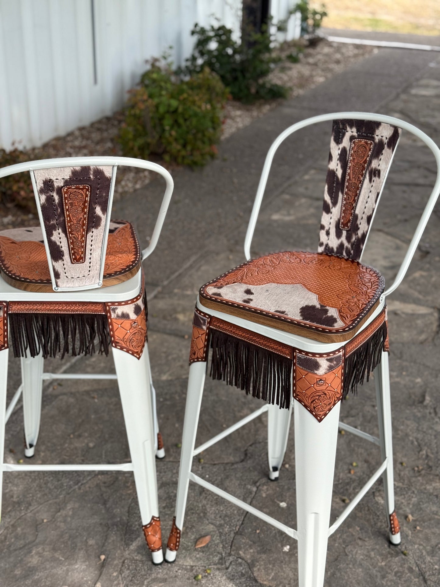 (STOCK) SET OF 2 30" WHITE SWIVEL BAR STOOL WITH COW SUEDE FRINGE