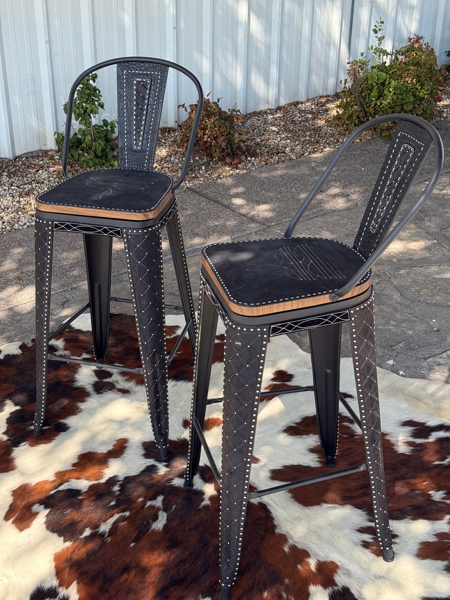 (STOCK) SET OF 2 30" BLACK SWIVEL BAR STOOL WITH BLACK COWBOY STITCH