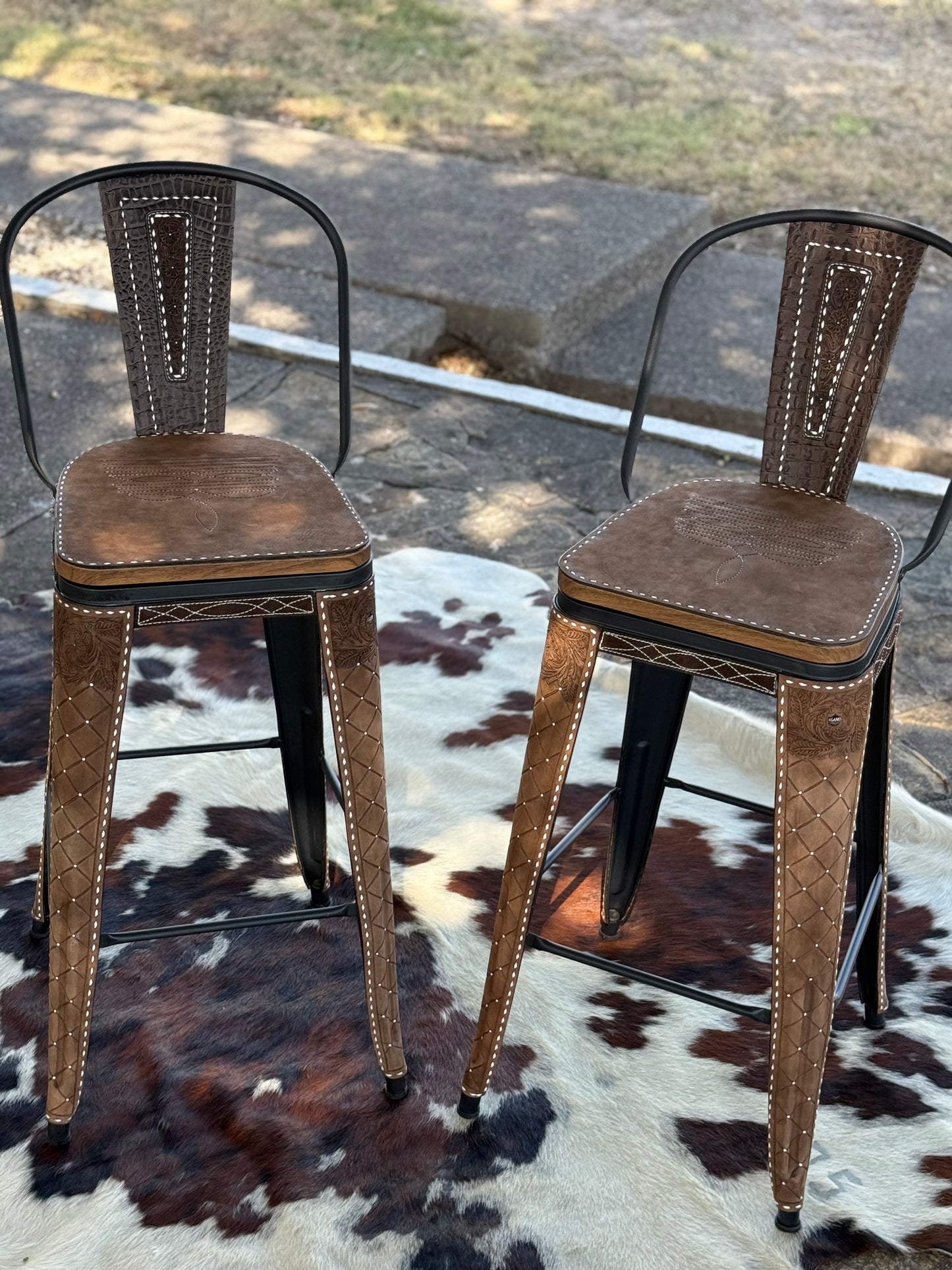 (STOCK) SET OF 2 30" BLACK SWIVEL BAR STOOL WITH CHOCOLATE COWBOY STITCH