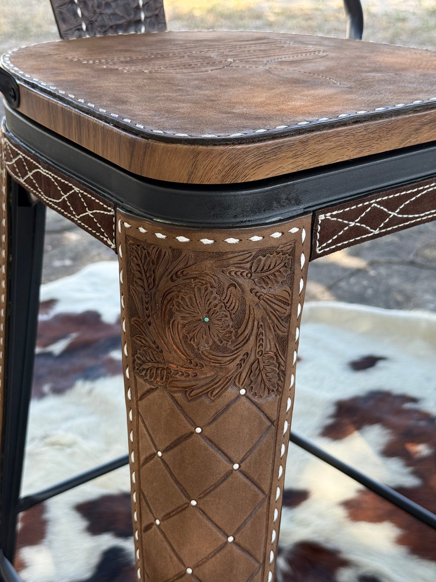 (STOCK) SET OF 2 30" BLACK SWIVEL BAR STOOL WITH CHOCOLATE COWBOY STITCH