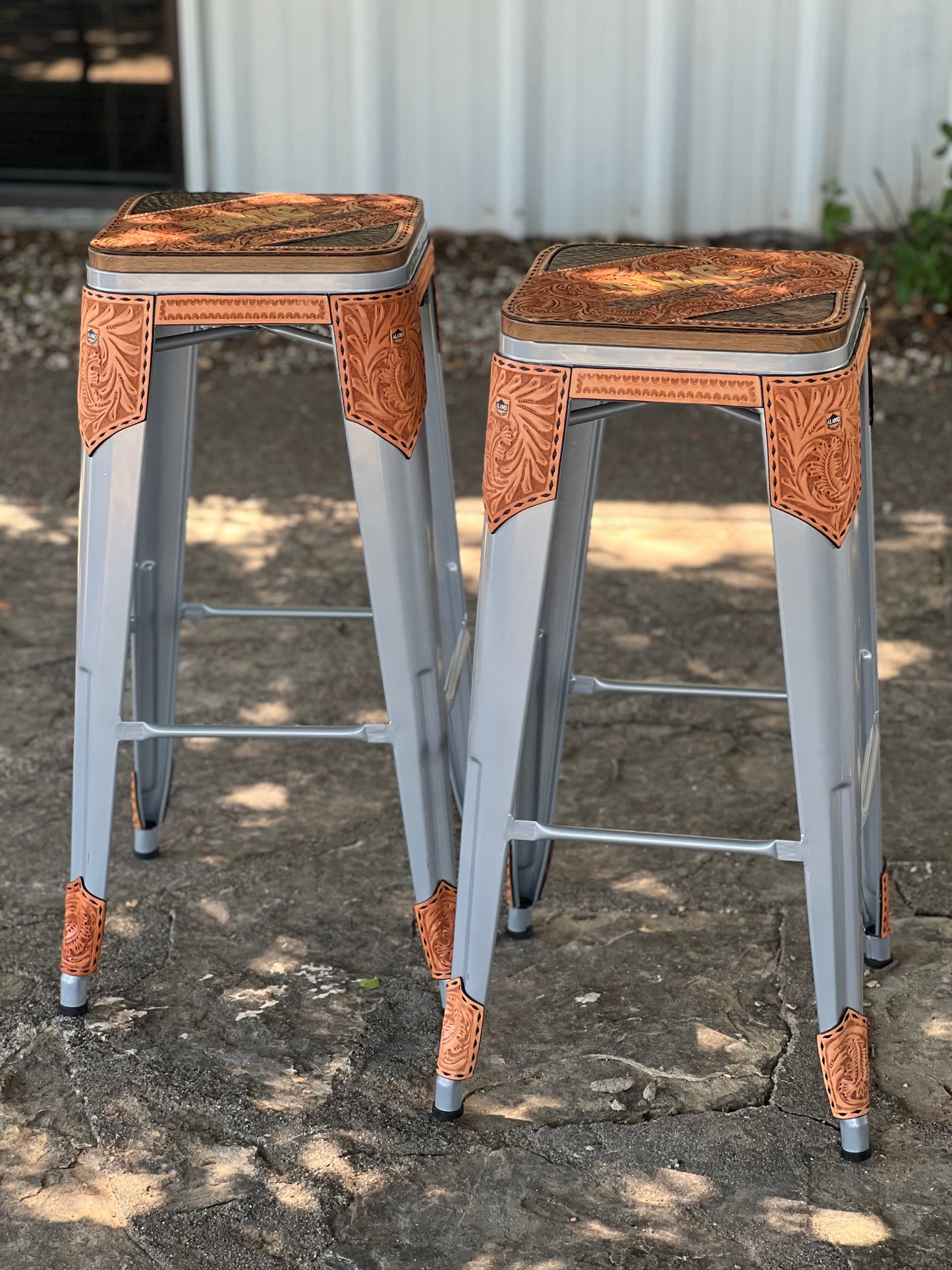 (PRE-ORDER) Set of 2 Bar stools w/ oakleaf
