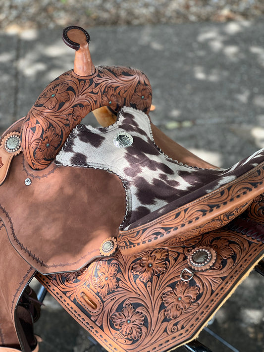 El pinto (Two-toned leather w/ Cheyanne roll) Barrel Saddle