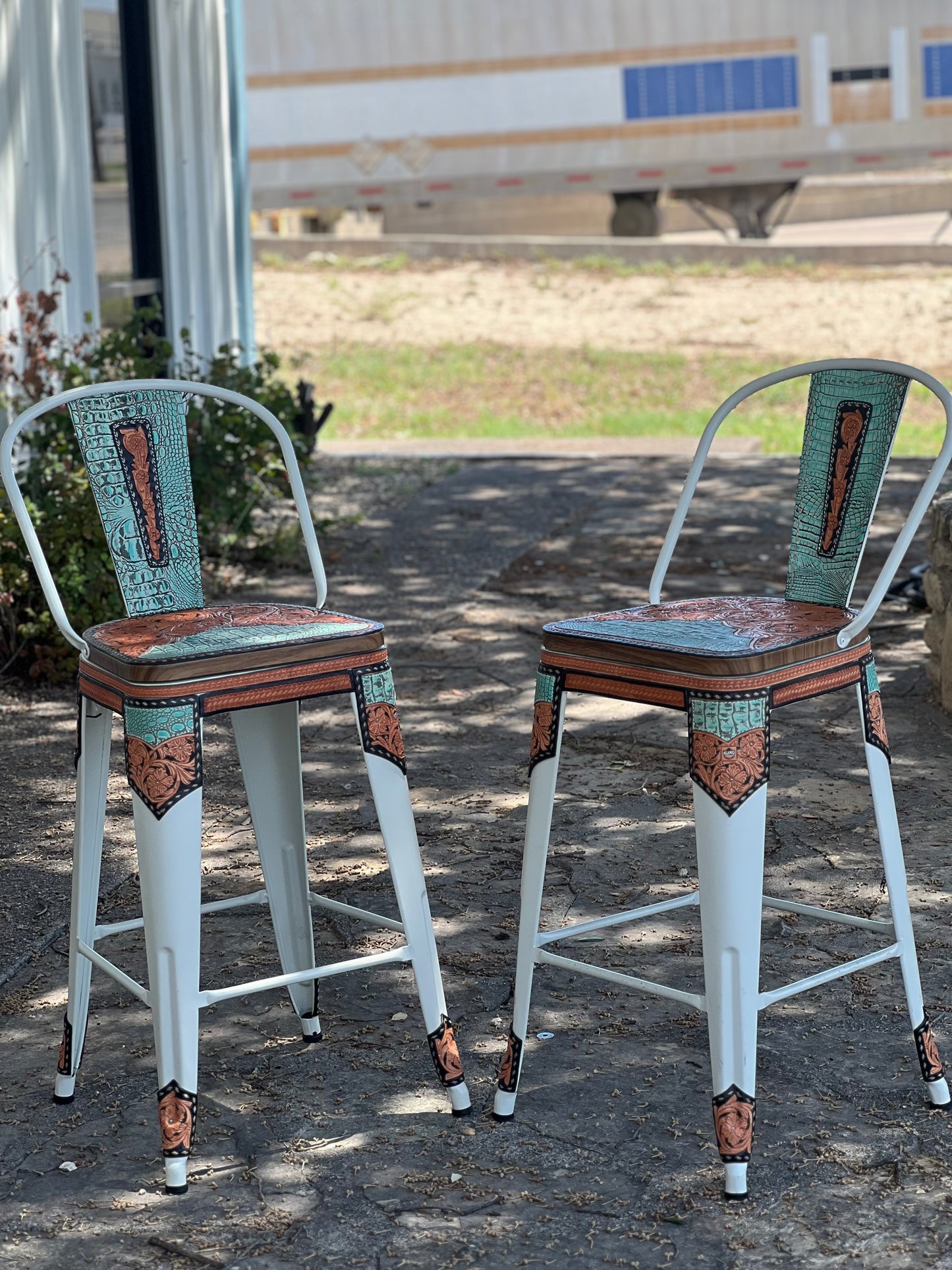 (STOCK) SET OF 2 30" THE TURQUOISE GATOR w/ Tall Back in WHITE