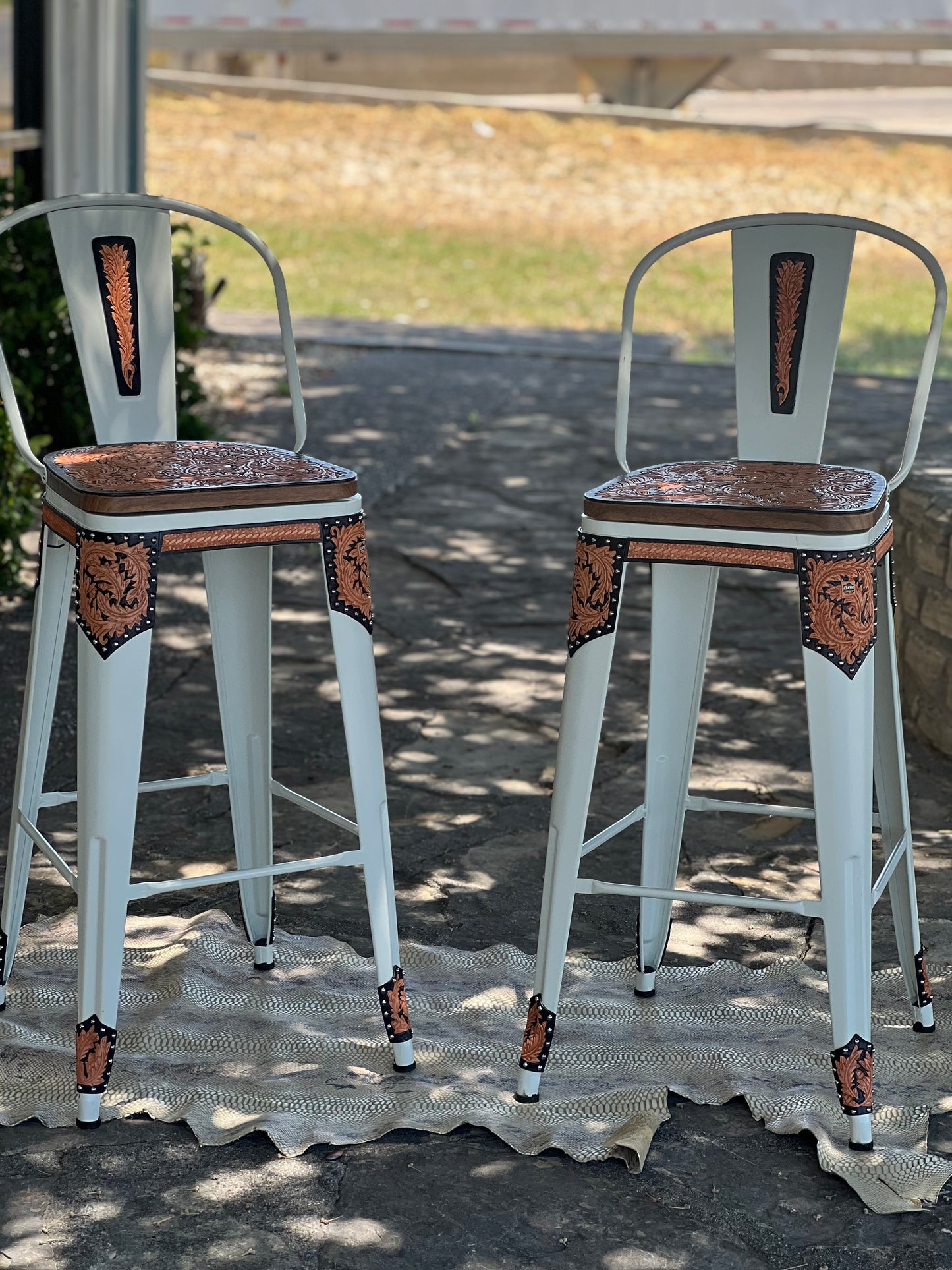 (PRE-ORDER) SET OF 2 SWIVEL  BAR STOOLS WITH TALL BACK "THE COWBOY FEATHER"