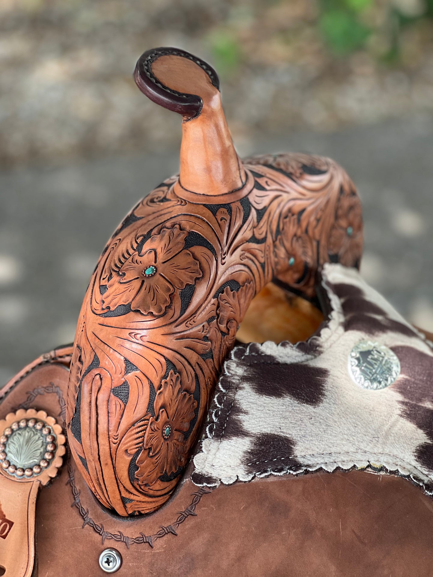 El pinto (Two-toned leather w/ Cheyanne roll) Barrel Saddle