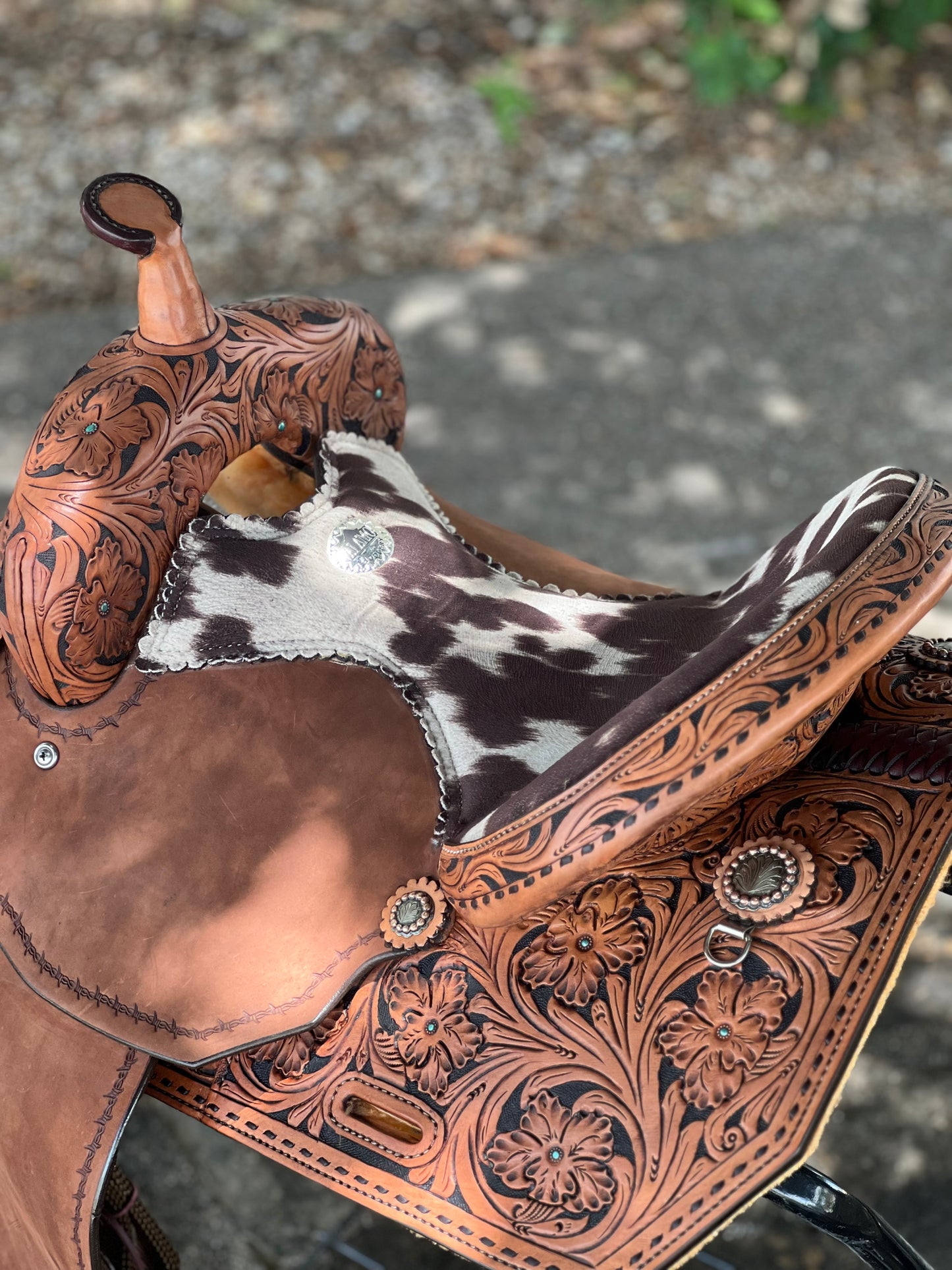 El pinto (Two-toned leather w/ Cheyanne roll) Barrel Saddle